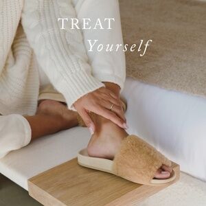 Jenni Kayne Tan Shearling Slides Sandals Slipper Size 10 NEW